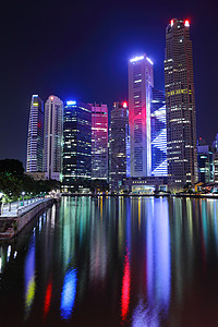 新加坡夜间金融摩天大楼蓝色市中心办公室中心城市景观反射天际图片