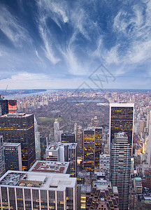纽约市中央公园上空的云层草原反射摩天大楼蓝色市中心叶子城市闲暇全景池塘图片