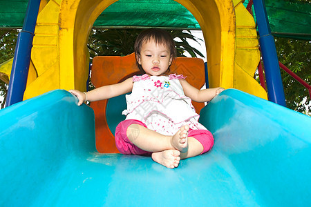 游乐场的亚洲小女婴女儿幼儿园婴儿喜悦童年快乐微笑童心女性玩具图片