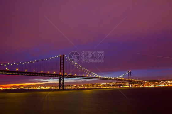 日落时分在里斯本的25德阿布里尔吊桥图片