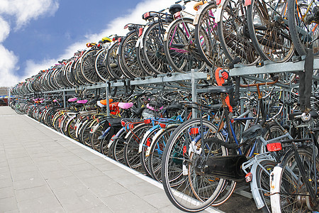 有很多自行车在停车场停放生态座位车辆运动金属街道旅游交通车轮闲暇图片