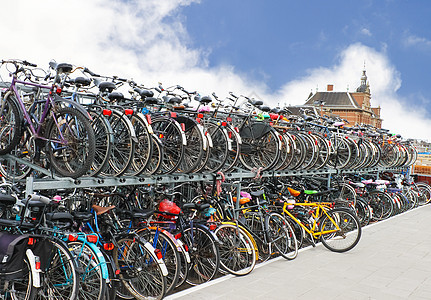 有很多自行车在停车场停放闲暇乐趣旅游金属生态运动城市车辆座位车轮图片