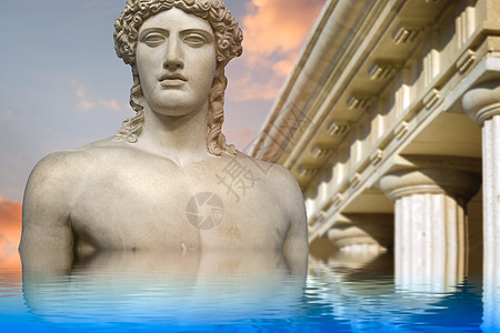 海格力斯古代艺术雕像 反映在平静的海中图片