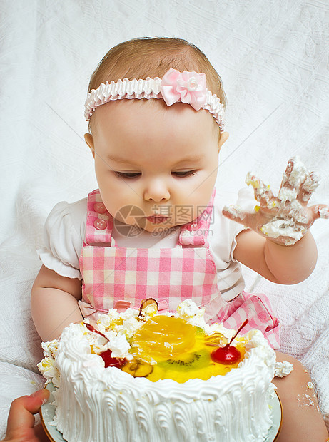 带甜蛋糕的小女孩生日幸福庆典女性乐趣巧克力甜点孩子童年女孩们图片