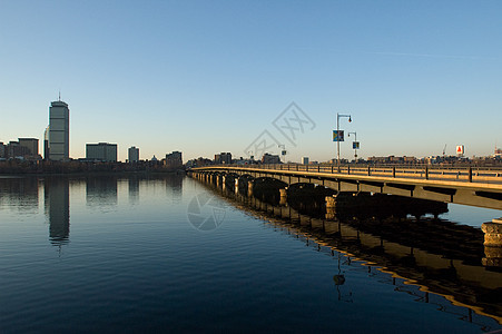 黎明时的查尔斯里弗桥天空蓝色天际城市风景娱乐环境景观土地生态图片