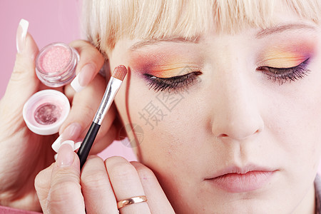 化妆品眼睛治疗女士女孩美容师金发皮肤艺术家女性刷子图片