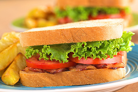 BLT 含法国薯条的BLT三明治熏肉土豆小吃午餐食物盘子油炸猪肉面包蔬菜图片