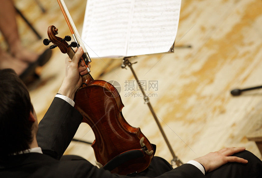 古典音乐会音乐中的小提琴手图片