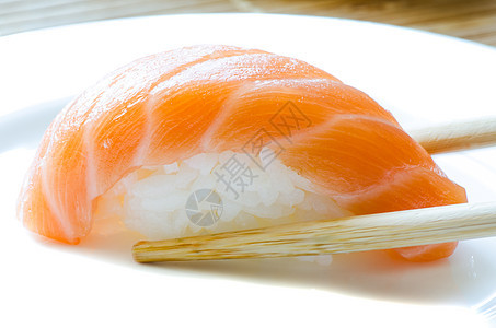 沙门寿司海鲜美味筷子海苔异国盒子情调餐厅美食白色图片