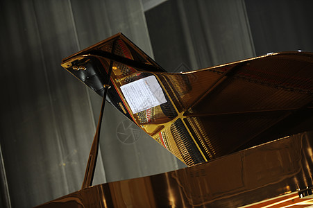 弹钢琴的空舞台图片