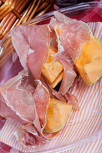 含意大利火腿的坎塔罗普甜瓜西瓜午餐橙子水果黄色野餐小吃餐饮饮食营养图片