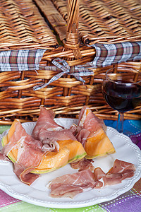 含意大利火腿的坎塔罗普甜瓜西瓜橙子野餐午餐食物饮食餐饮营养黄色水果图片
