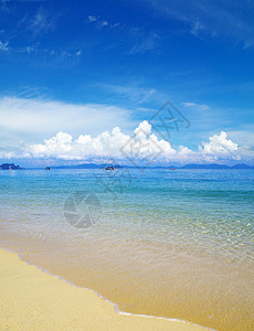 沙滩和热带海支撑假期海洋晴天海浪太阳旅行天空海景海岸图片