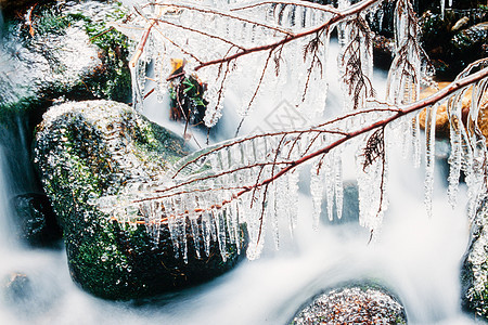 小小溪冷冻 形成冰柱水晶溪流天气岩石滴水分支机构温度冻结涂层季节图片