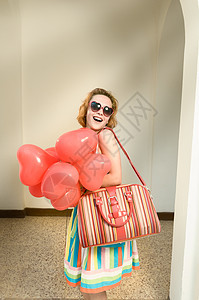 美丽的女人 有心形的女孩派对庆典享受生日气球闲暇微笑蓝色展示图片