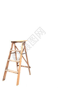 白色背景上孤立的旧木制梯子图片