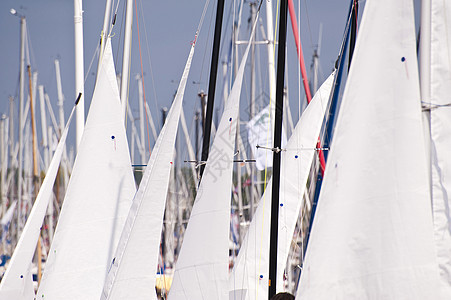 基尔周蓝色帆船港口索具运动桅杆绳索航程旅游游艇图片