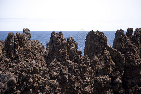 马 提拉水池海岸泡沫旅行山脉小岛悬崖蓝色火山波浪图片