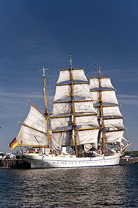航行帆船海洋航程绳梯蓝色海事旅行航海船运船舶白色图片