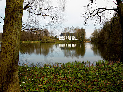 位于丹麦湖边的美丽乡村豪宅城市面积牧场贷款农场场景绿色地产房子财富图片