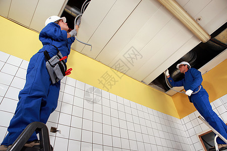 两名电工修补天花板电线工作检查员联盟检查螺母电缆危险冒险女士接线图片