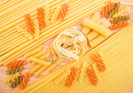 不同种类的意大利意面营养餐厅饮食美食盘子生活草药小麦面条食物图片