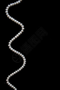 黑丝上的白珍珠展示首饰天鹅绒珠子奢华宝石项链魅力礼物宝藏图片