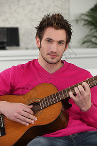 年轻人弹吉他沙发闲暇音乐吉他手男性音乐家娱乐冒充韵律玩家图片