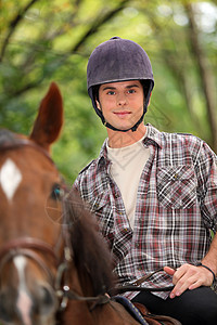 一名年轻男子骑马图片