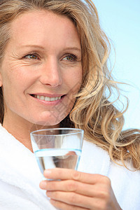 喝杯水的女人福利饮食女性微笑蓝色天空玻璃白色头发营养图片
