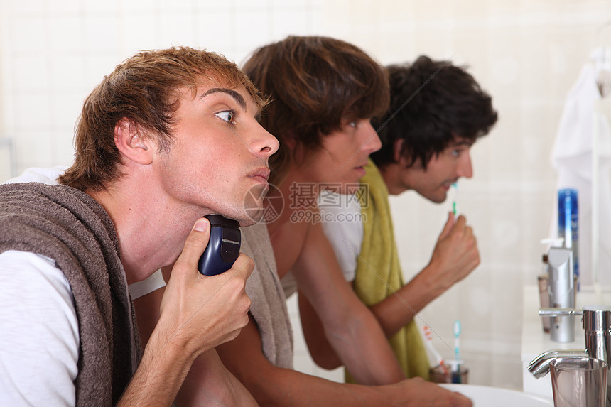 三个年轻人在洗手间里准备出去玩图片