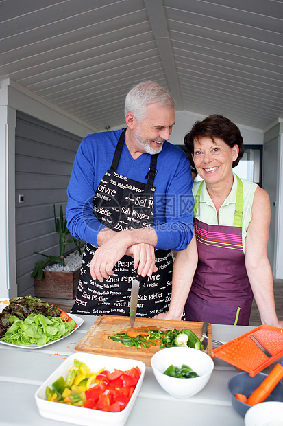 准备蔬菜的夫妇退休烹饪沙拉夫妻厨房食物老年人绿色吃饭丈夫图片