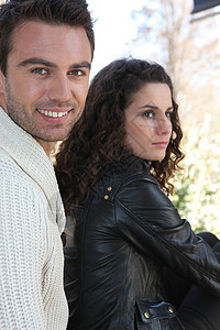 年轻夫妇的肖像皮革棕色核心皮肤夹克羊毛加比城市青年情侣背景图片