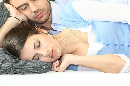 男人看着他的女朋友睡觉唤醒黑发女士女孩幸福男朋友手表夫妻恋人图片