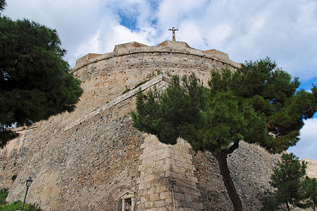 西西里市米拉佐中世纪城堡的圆形堡垒历史蓝色天空旅行壁垒垛口建筑学树木建筑房子图片