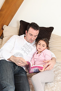 父亲给他女儿讲一个故事图片