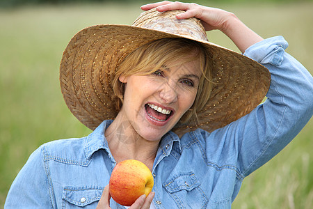 戴草帽吃苹果的女人图片