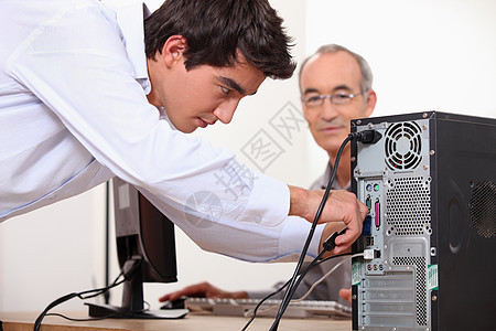 人修理电脑背景图片