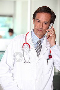 使用手机的医院医生从业者药品大衣腰部男人外科职业呼唤临床细胞图片