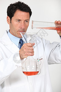 喝红酒化学家测试领带头发技术员外套专注实验室蓝色红色探测器背景