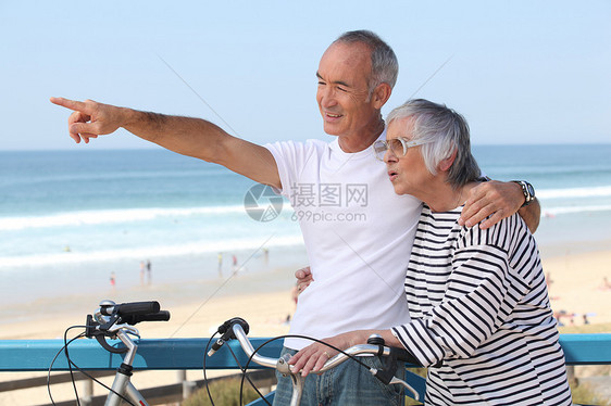 老年夫妇在海滩骑自行车的老夫妇图片
