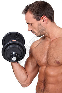 用哑铃锻炼身体的粗胸和肌肉人图片