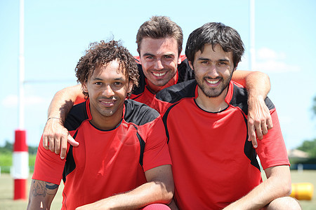 三个友好的年轻橄榄球运动员图片
