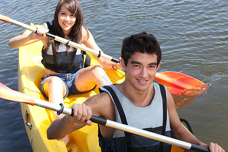 一对夫妇在独木舟中划船图片