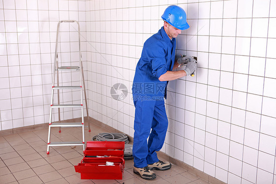 电动接线 一个大瓷砖房蓝色梯子脚步贸易工具建筑手工安全帽插座插头图片