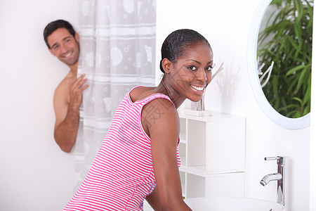 在浴室的一对夫妇男人白色洗涤头发棕色微笑男性淋浴卫生女士图片