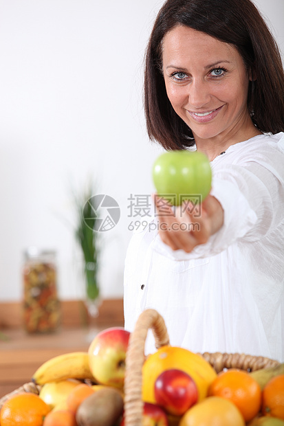 女人给苹果奇异果篮子柳条油桃头发香蕉奶奶眼睛食物草编图片