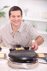 男人在家和朋友一起吃松饼图片