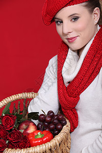 穿红围巾和戴红帽子的女人 带红食物和玫瑰图片