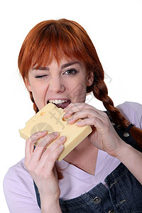 女人咬乳酪块图片